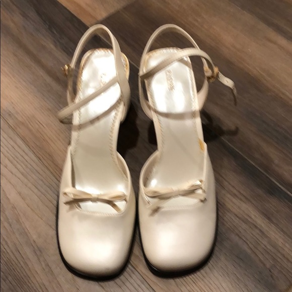 Like new Fioni Eggshell sandals Sz 8 - Picture 1 of 3